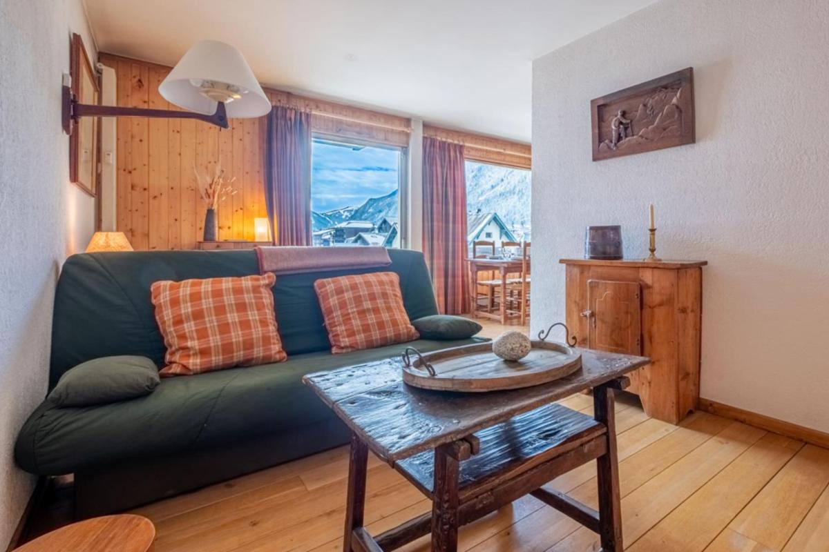 Apartment With Balcony And Mountain View - Housity