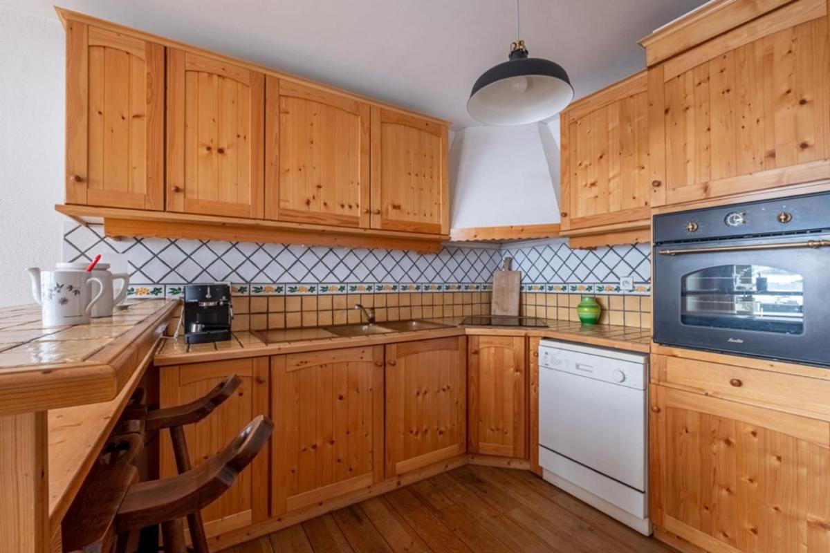 Apartment With Balcony And Mountain View - Housity