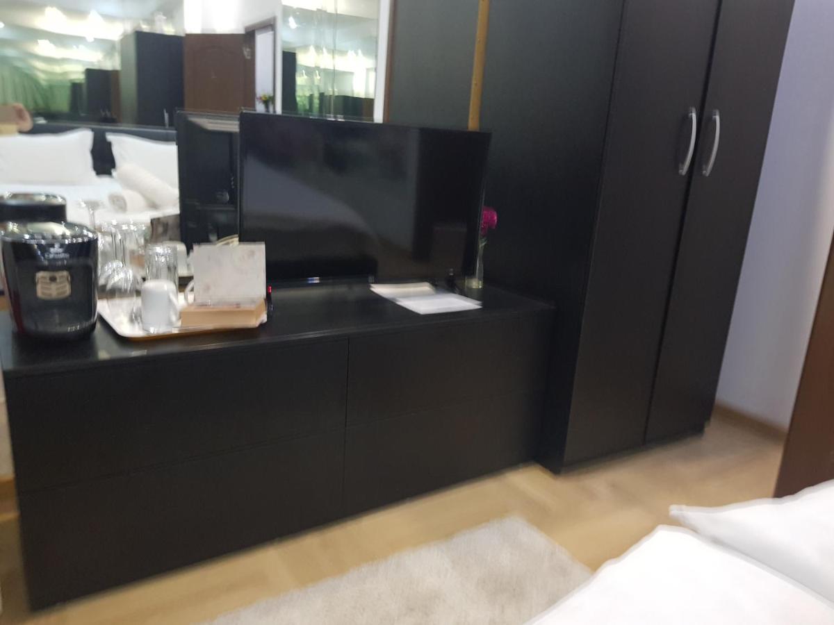 Mirrors Room Mega Mall National Arena - Housity
