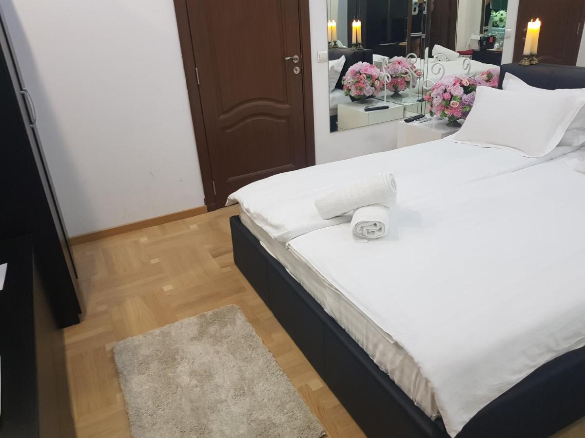Mirrors Room Mega Mall National Arena - Housity