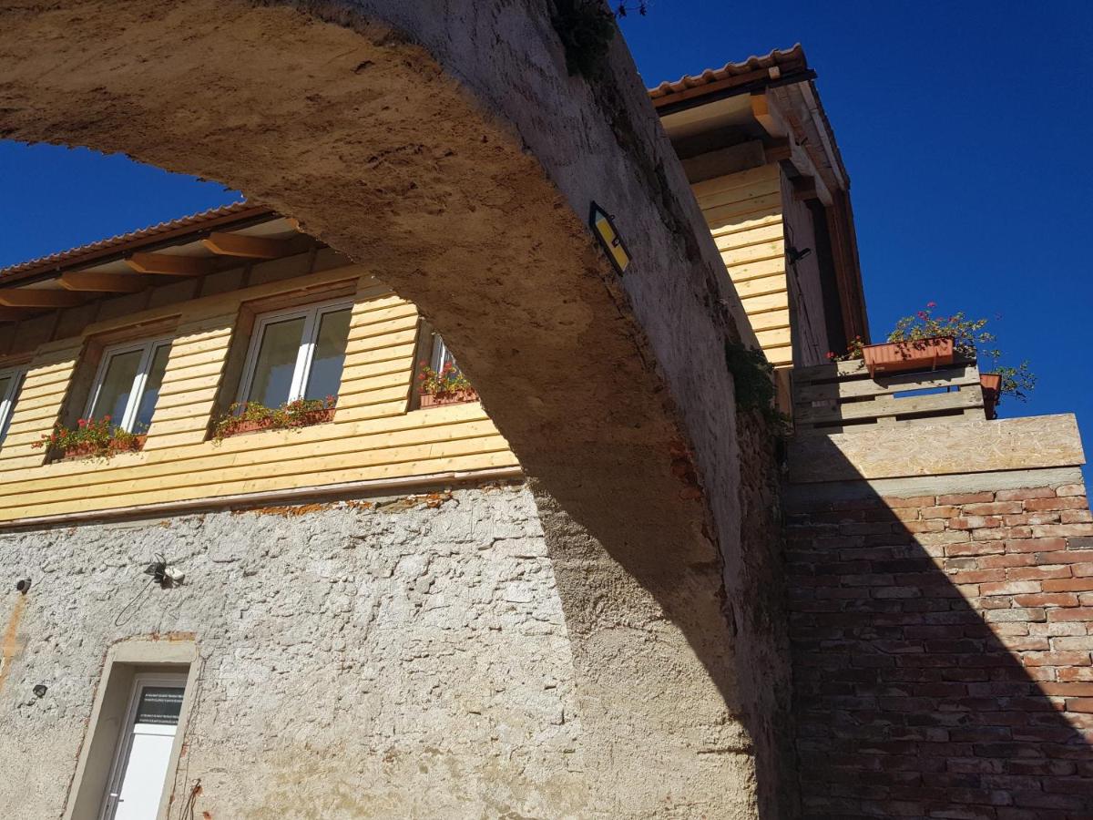 Penzion Tvrz Dub u Tábora - Housity