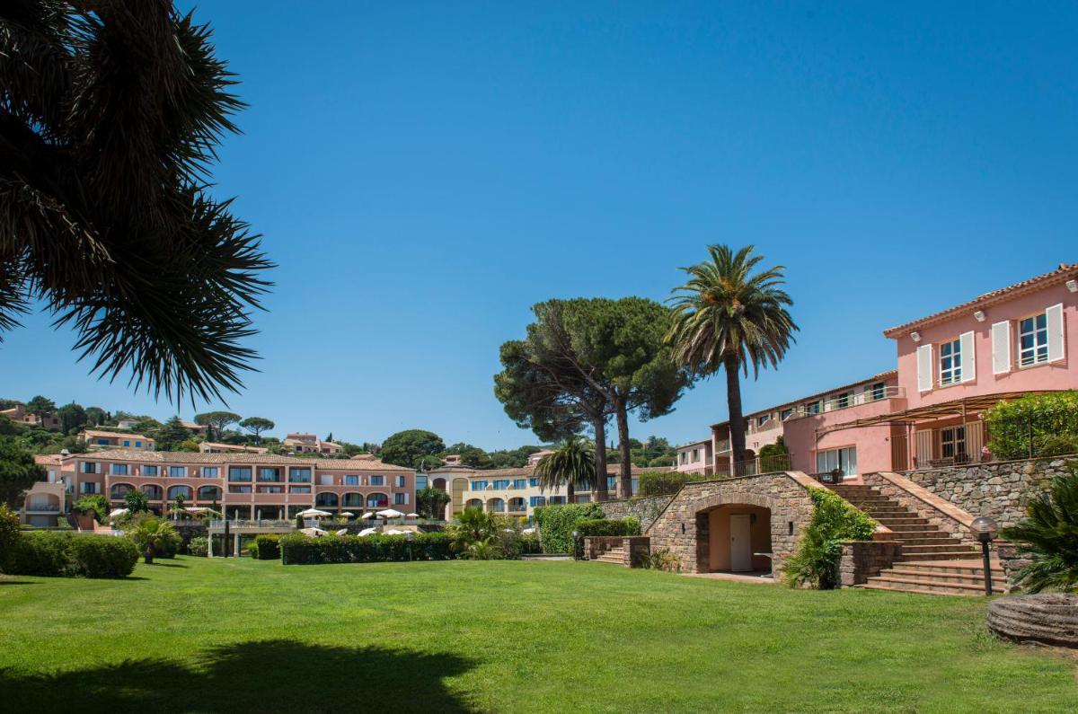 vue d'un campus avec des palmiers et des bâtiments dans l'établissement Hôtel Les Jardins De Sainte-Maxime, à Sainte-Maxime