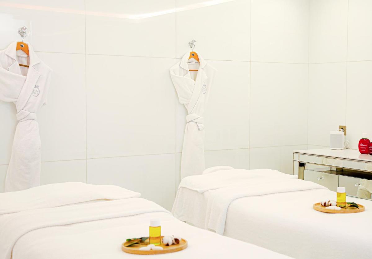 Un ou plusieurs lits dans un hébergement de l'établissement Hôtel Le Royal Monceau Raffles Paris