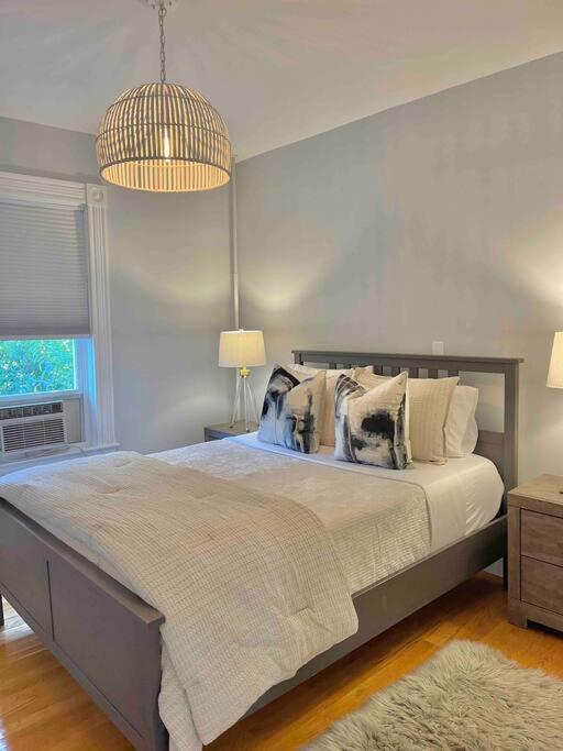 Royalty Travel 3 beds*Backyard*Parking*Laundry - Housity