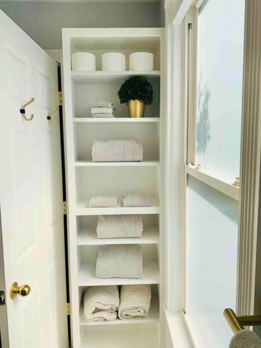 Royalty Travel 3 beds*Backyard*Parking*Laundry - Housity