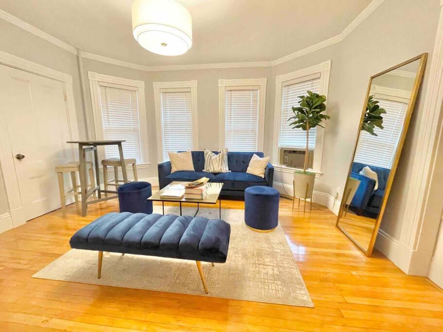 Royalty Travel 3 beds*Backyard*Parking*Laundry - Housity