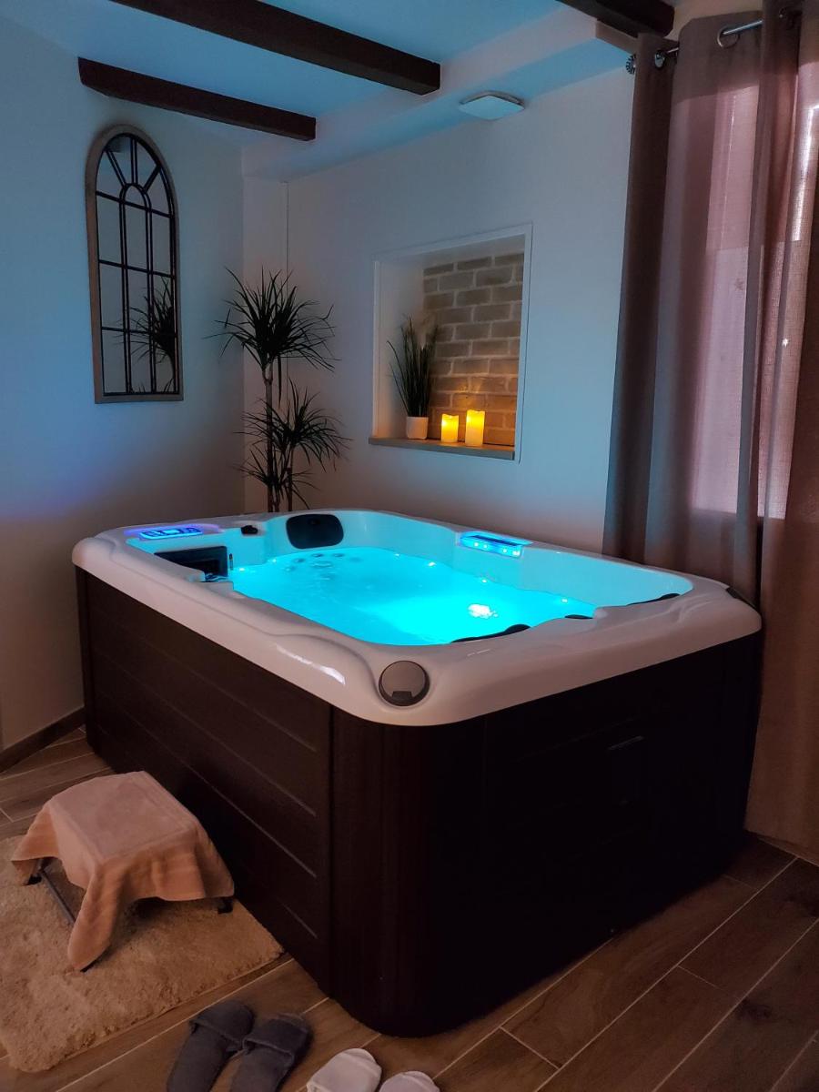 Jacuzzi privatif dans maison de village au calme - Housity