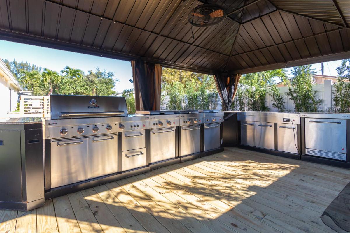 Art Deco Themed Vacation Home w Sauna, Huge Terrace, & Outdoor BBQ Kitchen - Housity
