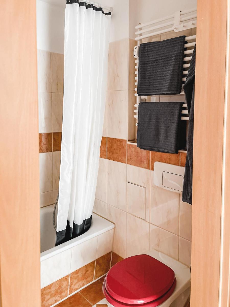Schöne Wohnung, eigene Terrasse, privater Parkplatz, Wi-Fi, Waschmaschine, 3P - Housity