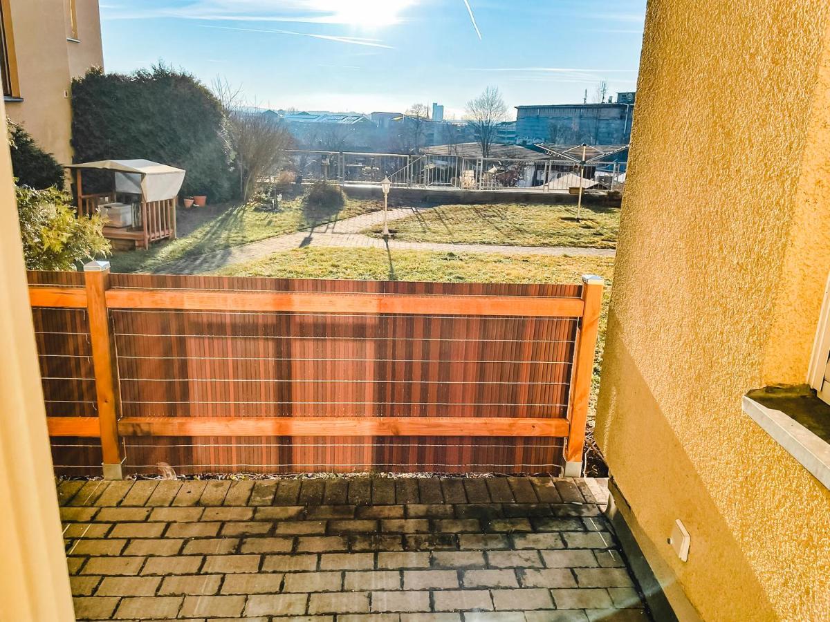 Schöne Wohnung, eigene Terrasse, privater Parkplatz, Wi-Fi, Waschmaschine, 3P - Housity