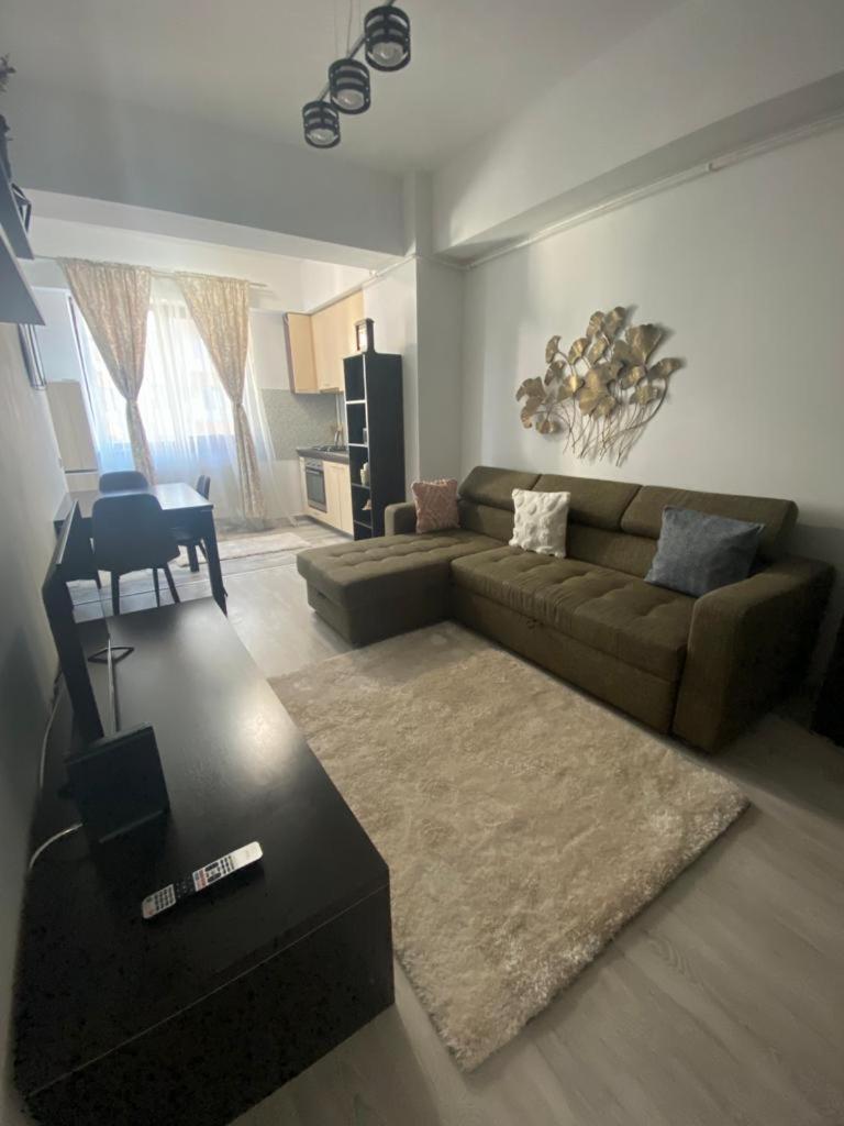 The Travel Trend - middle of city - Housity