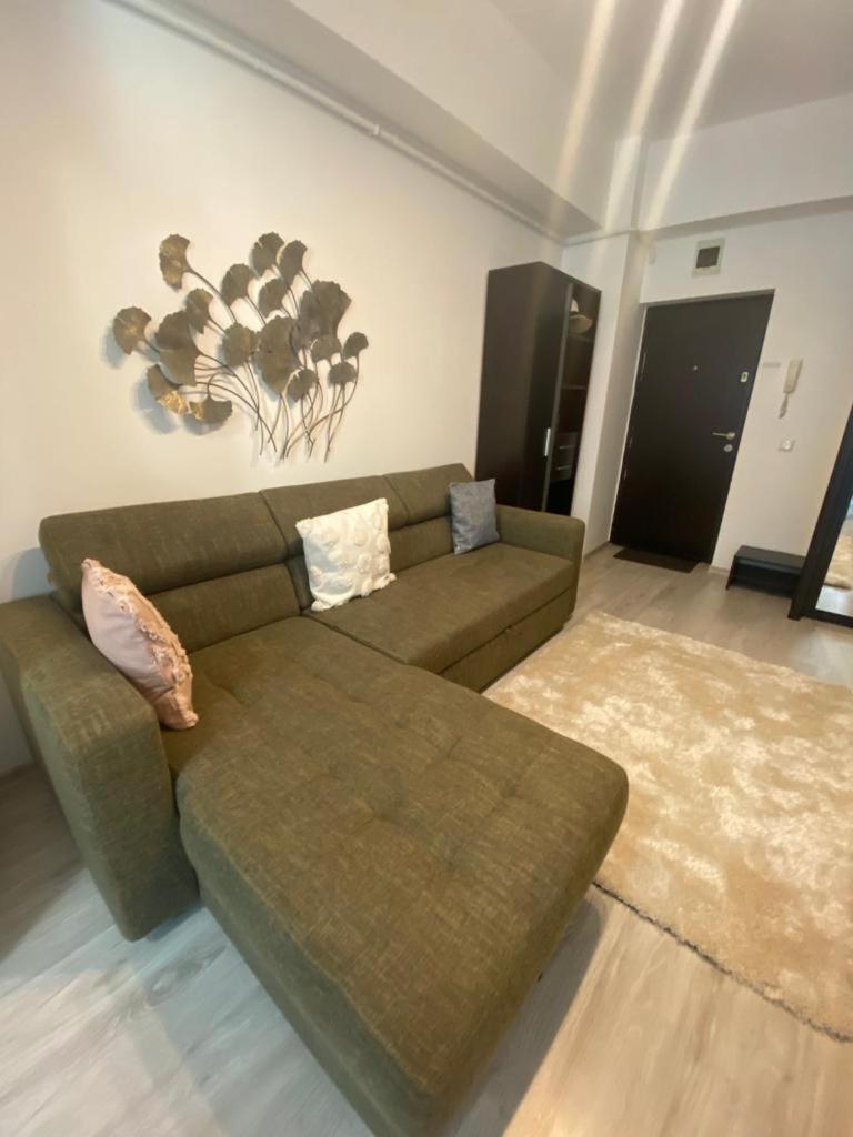 The Travel Trend - middle of city - Housity