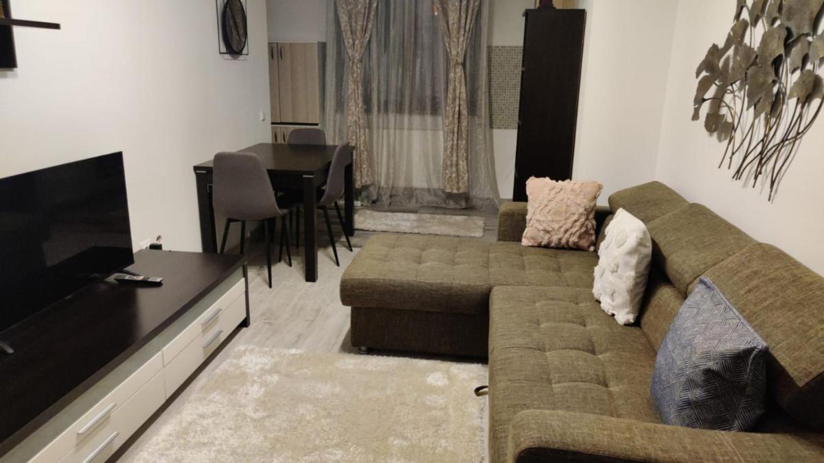 The Travel Trend - middle of city - Housity