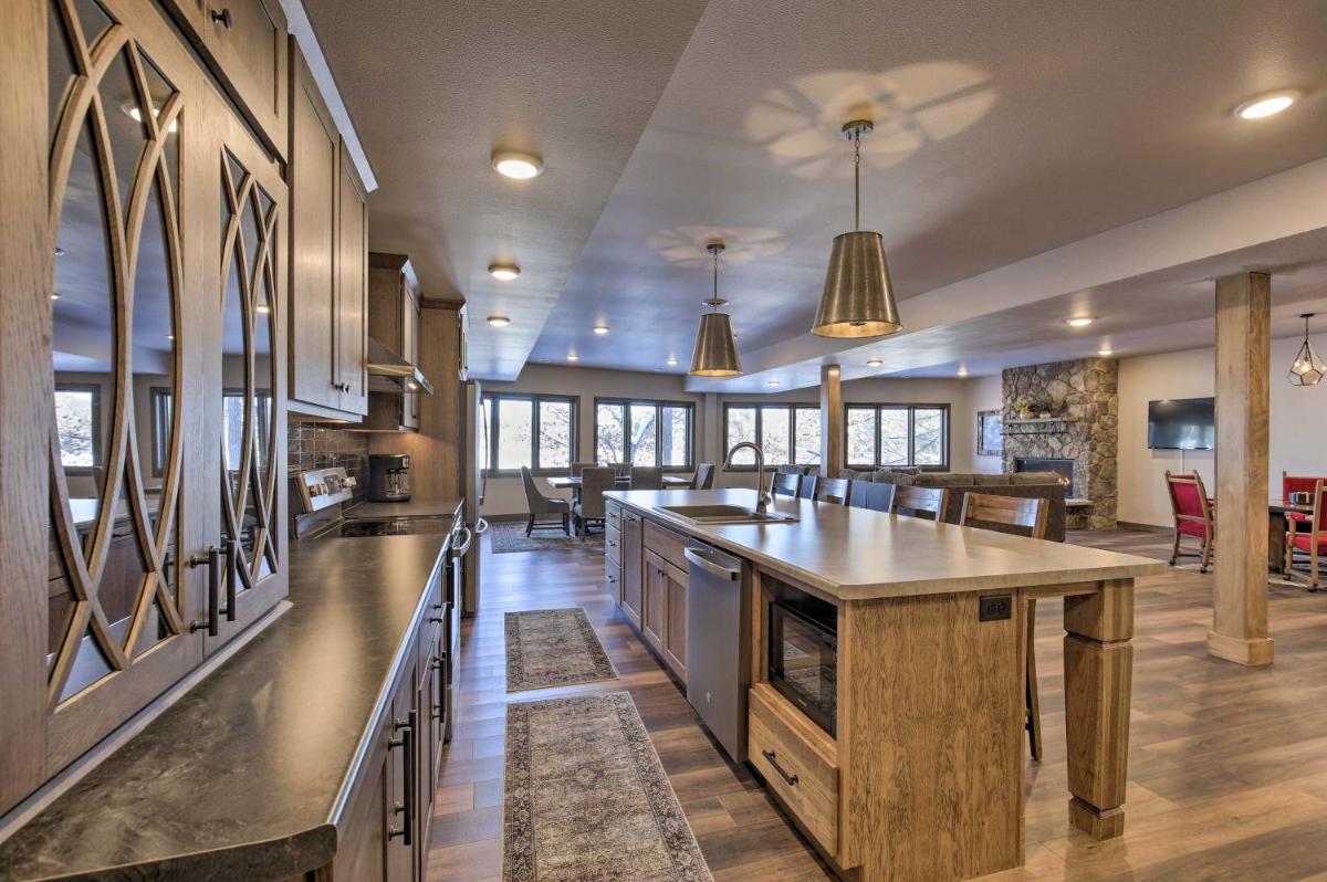 Lakefront Cabin with Proximity to Attractions! - Housity