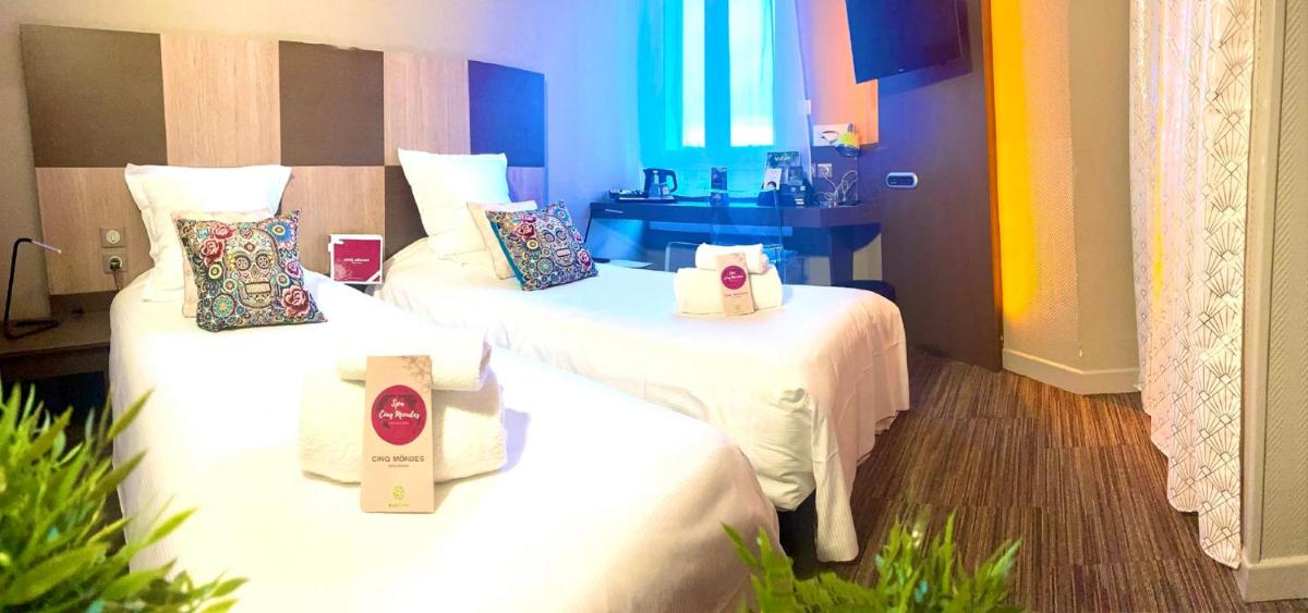 Un ou plusieurs lits dans un hébergement de l'établissement Kyriad Restaurant Centre SPA Vichy