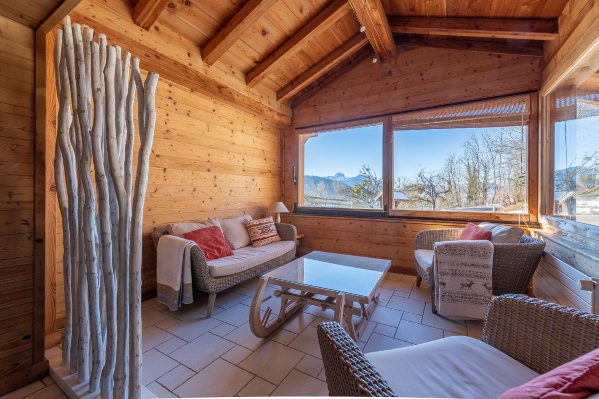 Coin salon dans l'établissement Hotel Le Bois Joli