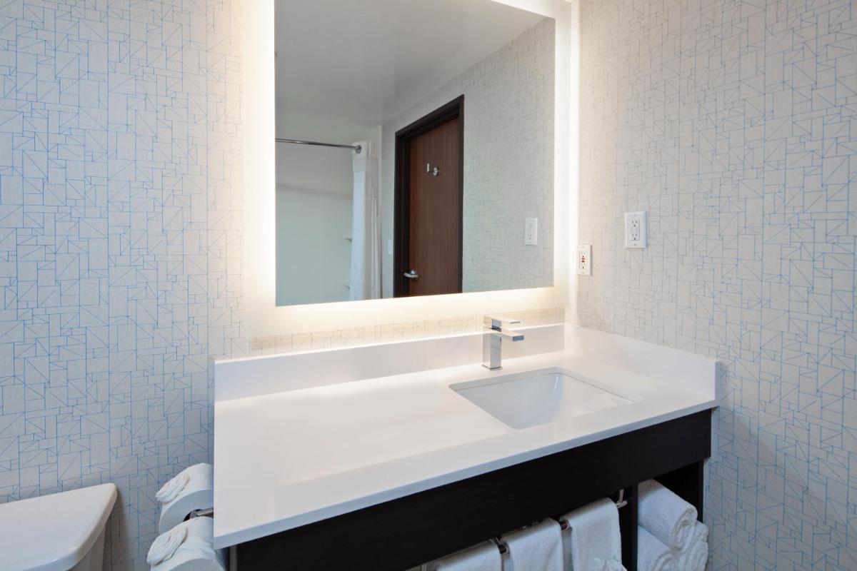 Holiday Inn Express & Suites Oakland - Airport by IHG - Housity