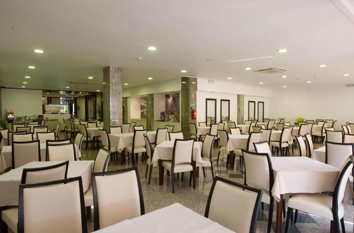 Um restaurante ou outro lugar para comer em Hotel Costa de Prata 2 & Spa