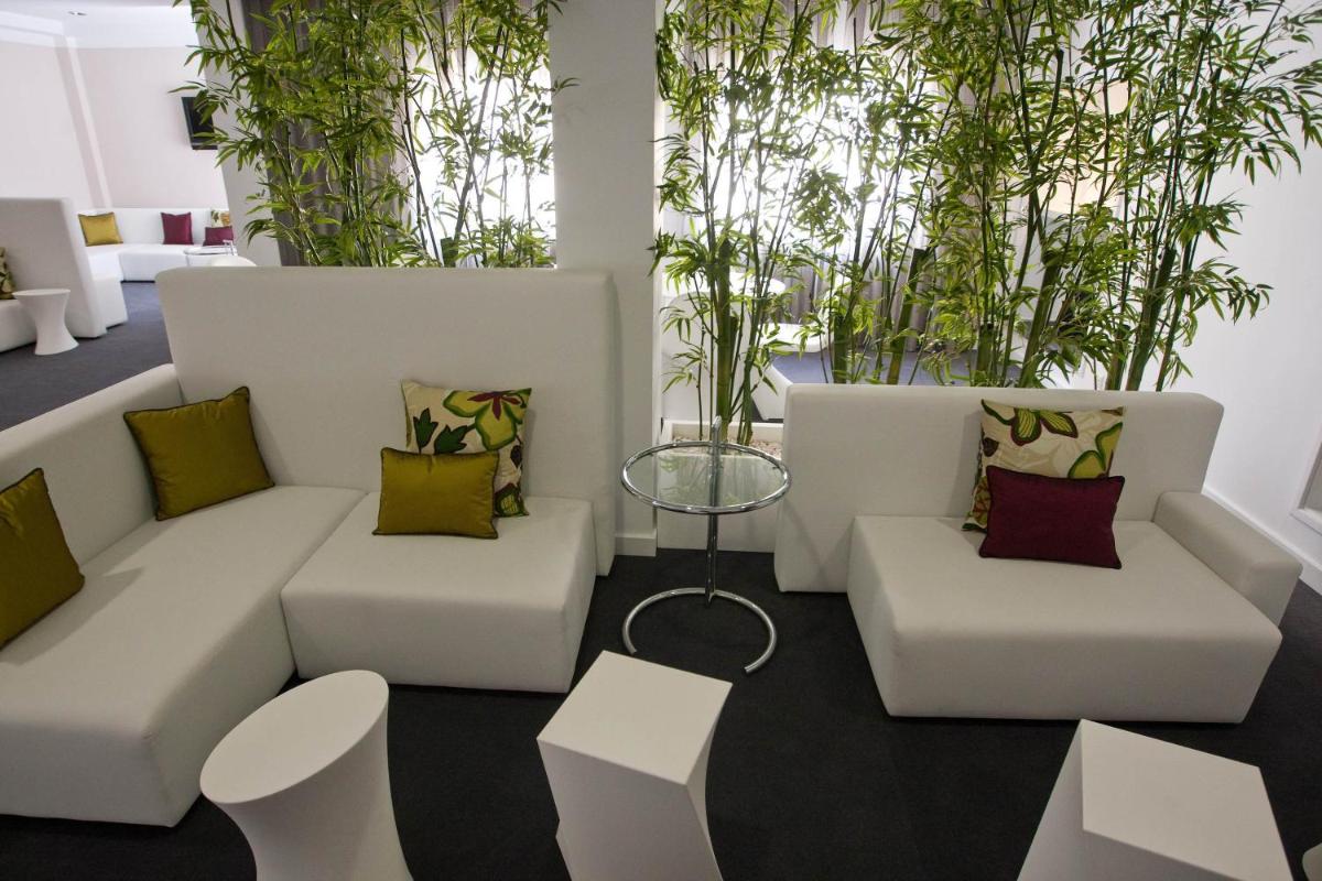 Uma área de estar em Hotel Costa de Prata 2 & Spa