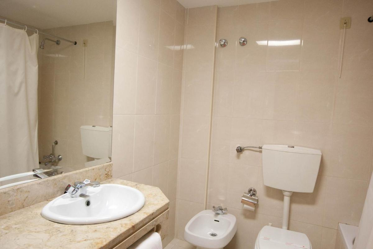 Uma casa de banho em Hotel Costa de Prata 2 & Spa