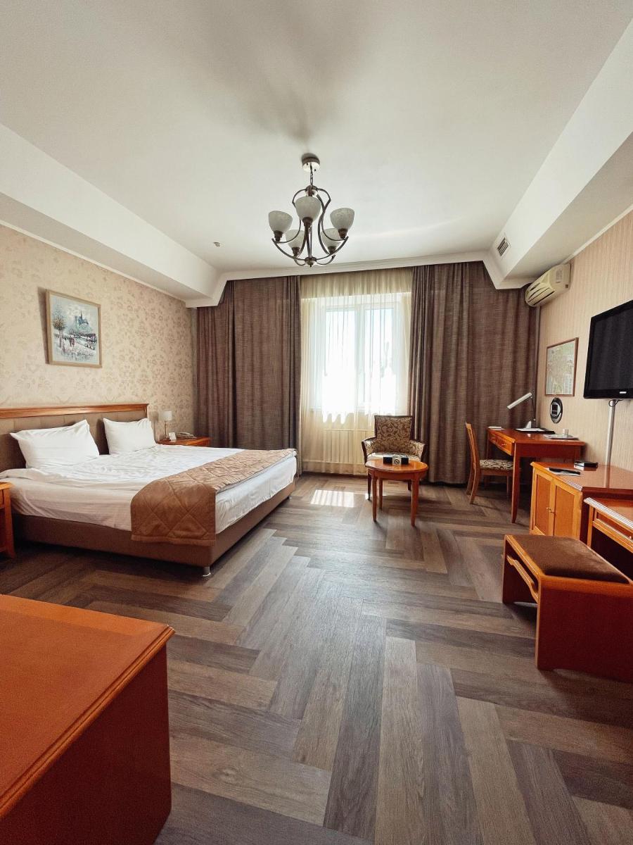 Golden Dragon - Housity