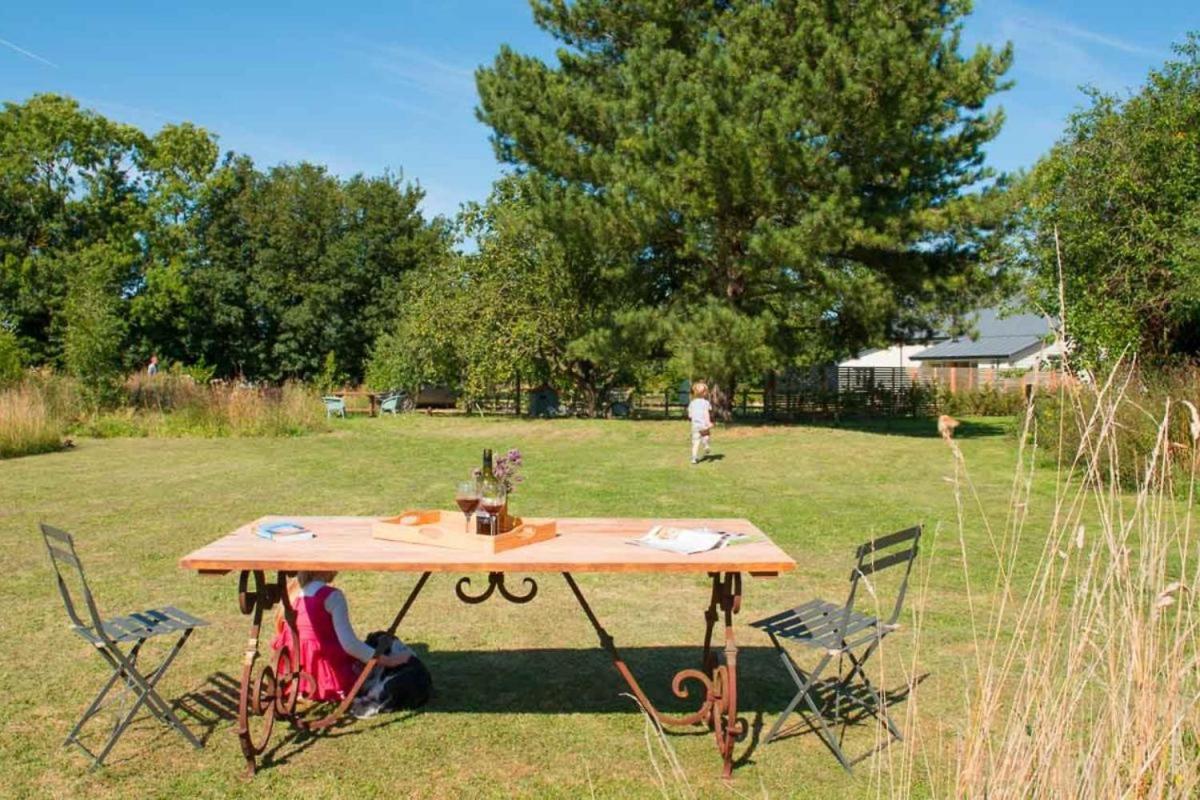Skylarks, enjoy the decking overlooking your garden and wildflower meadow - Housity