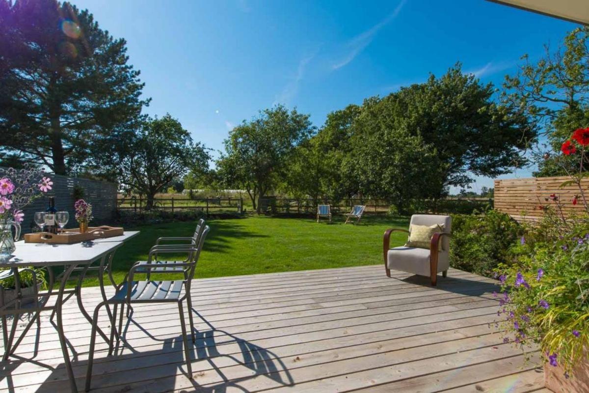 Skylarks, enjoy the decking overlooking your garden and wildflower meadow - Housity