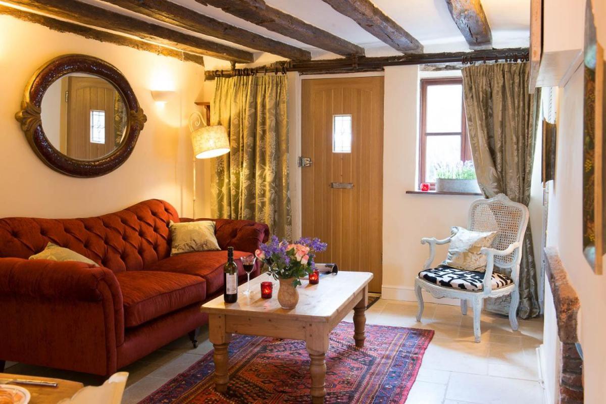 Meddlars a historic cottage on the countryside edge of a vibrant Market Town - Housity