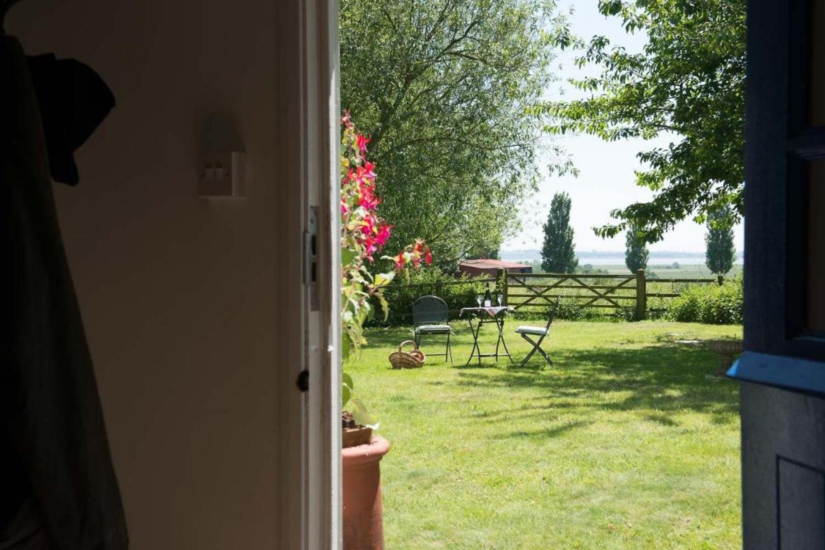 The Wobbin, Remote, Comfort, Sea Views and the beautiful Essex Marshes - Housity