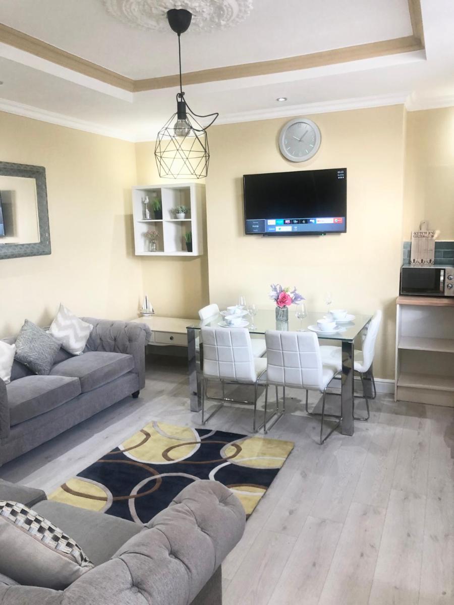 Beautiful 3 Bedroom 2 bathroom House close to City centre - Housity