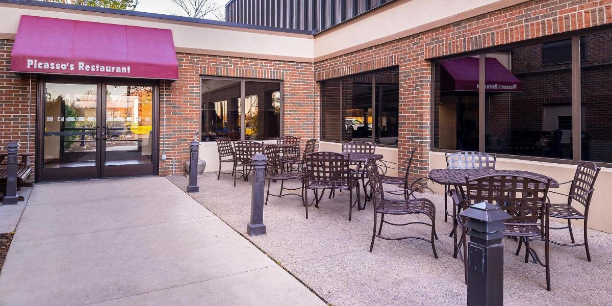 Holiday Inn Hotel & Suites Warren, an IHG Hotel - Housity