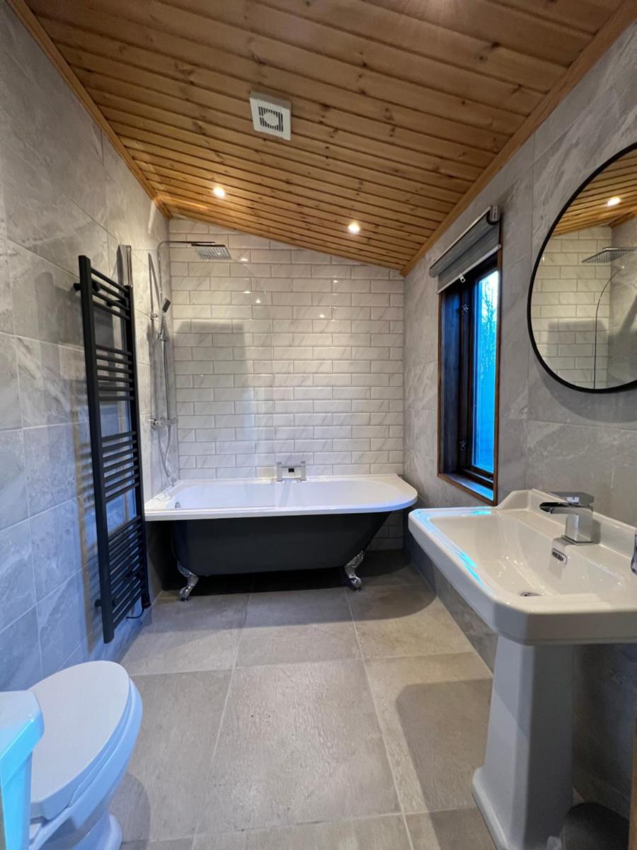 Owlet Lodge at Owlet Hideaway - with Hot Tub, Near York - Housity