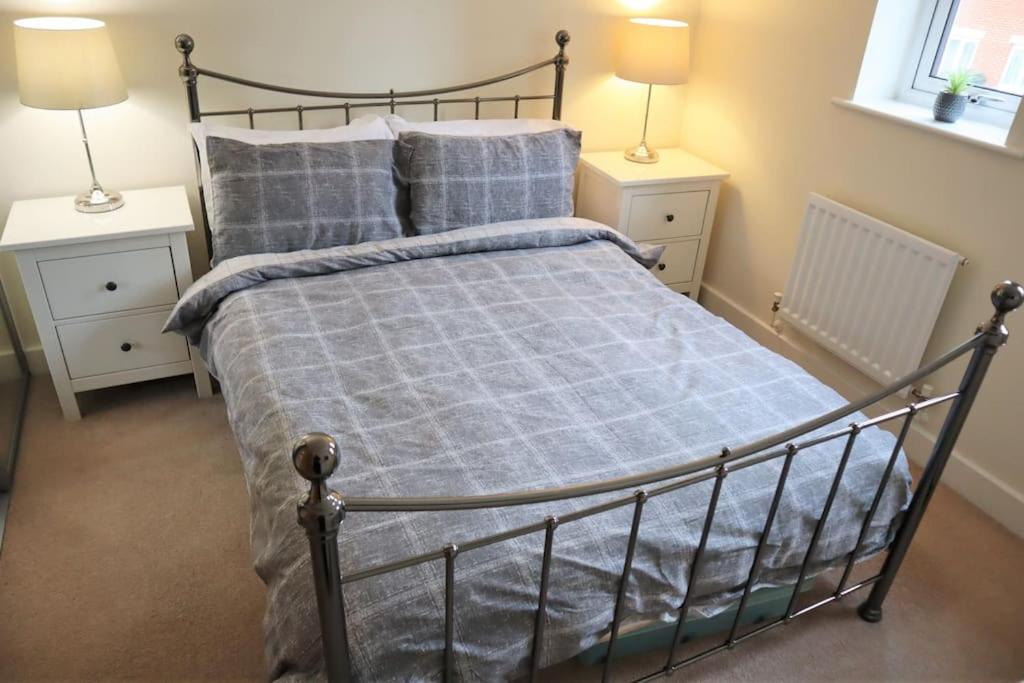 Quiet 1-Bed Epsom Apt - Self Check-In & Parking - Housity