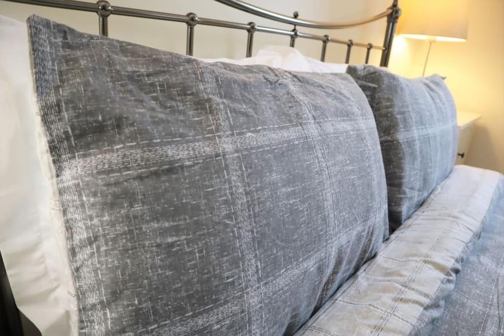 Quiet 1-Bed Epsom Apt - Self Check-In & Parking - Housity