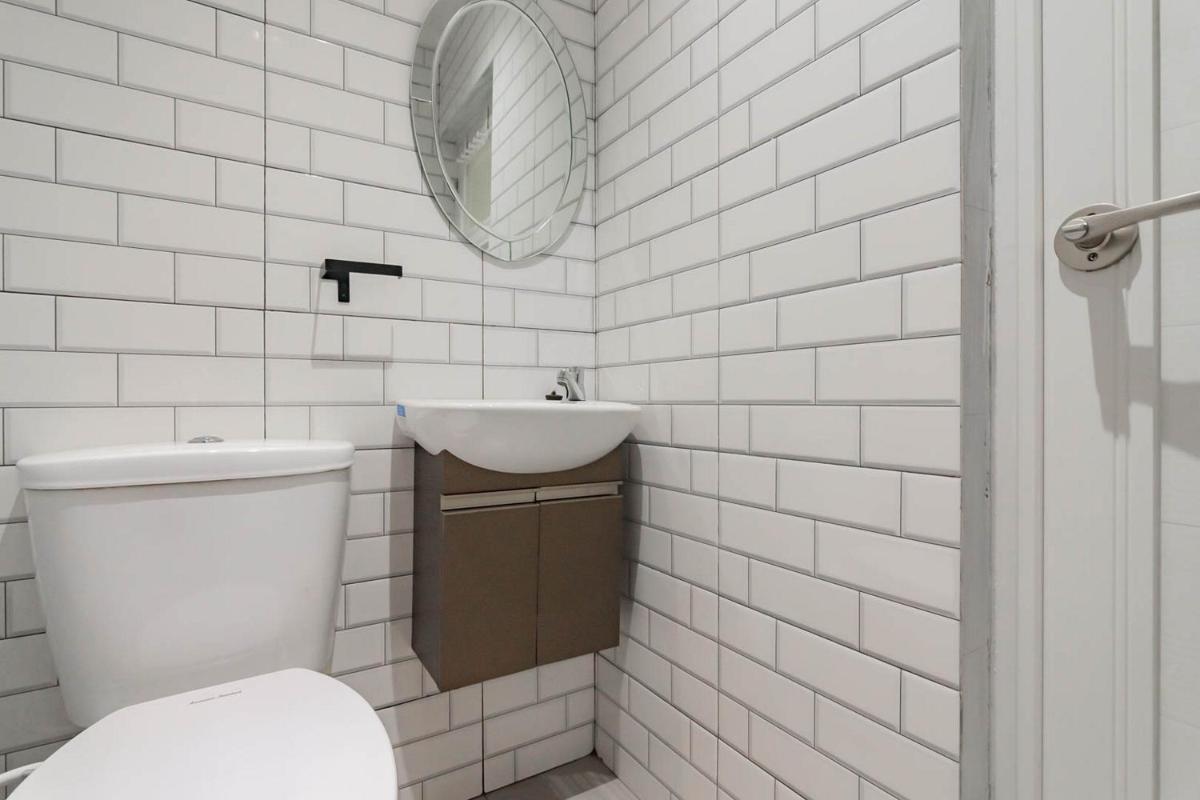 Suitetrails - RedDoorz Plus @ Pakuan Residence Tajur