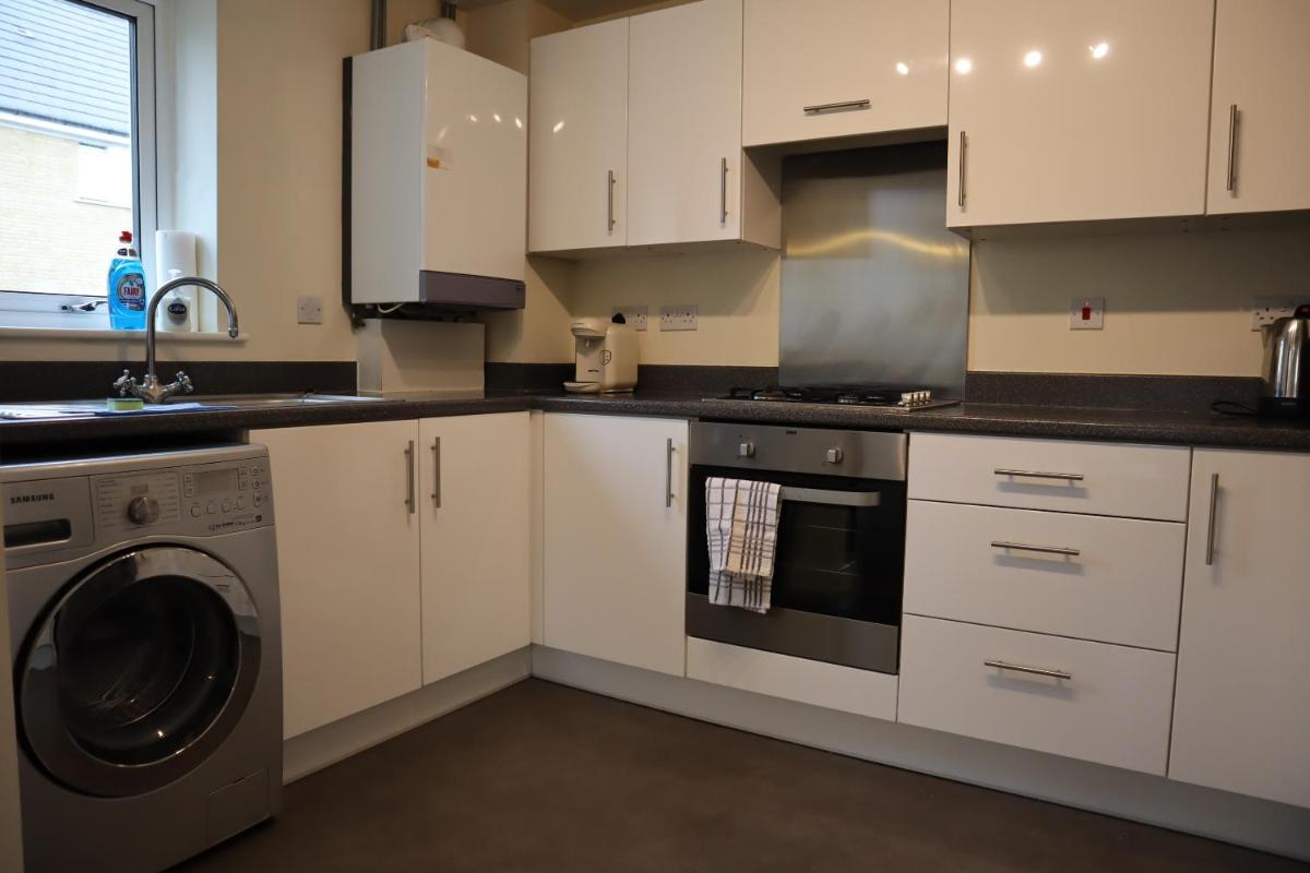 Quiet 1-Bed Epsom Apt - Self Check-In & Parking - Housity