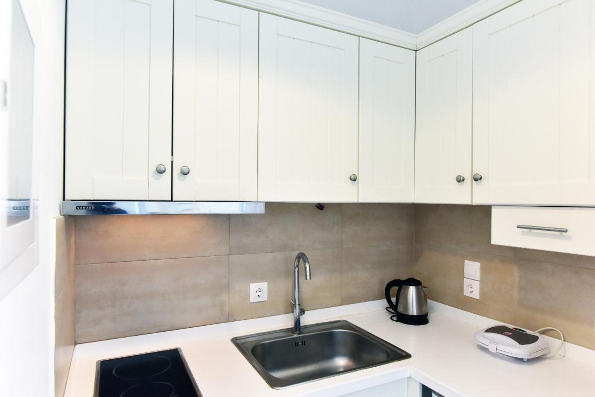 Thomas Apartments in Katapola - Hizvo
