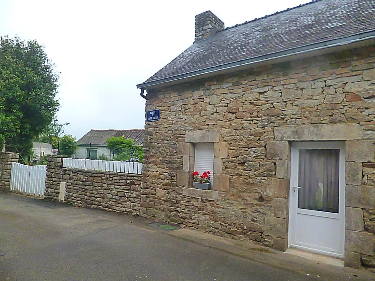 gite au calme centre finistère jardin clos - Housity