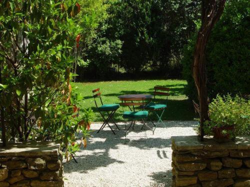 Jardin de l'établissement Hôtel Le Mas des Grès & Restaurant Sous les Platanes