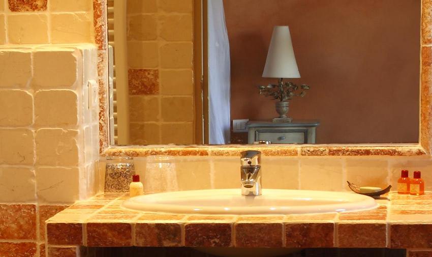 Salle de bains dans l'établissement Hôtel Le Mas des Grès & Restaurant Sous les Platanes