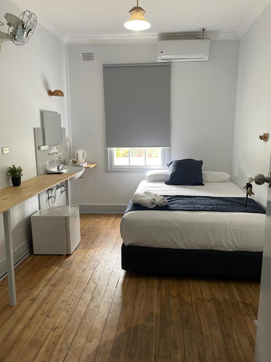 Parkes Hotel - Housity