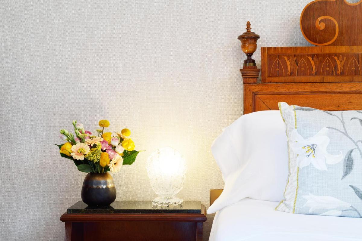 Cama o camas de una habitación en Hostal de la Gavina GL - The Leading Hotels of the World