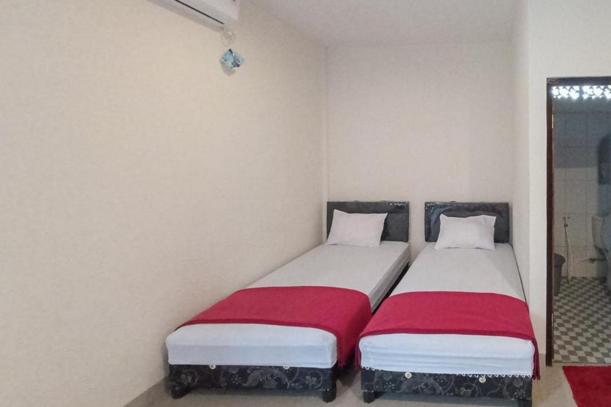 RedDoorz Syariah near Sentani City Square - Housity