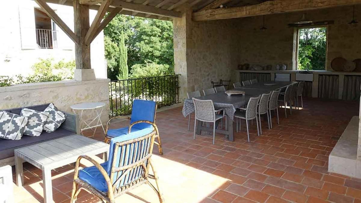 Stunning 5-Bed House with heated swimming pool - Housity