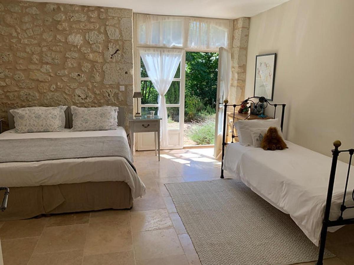 Stunning 5-Bed House with heated swimming pool - Housity