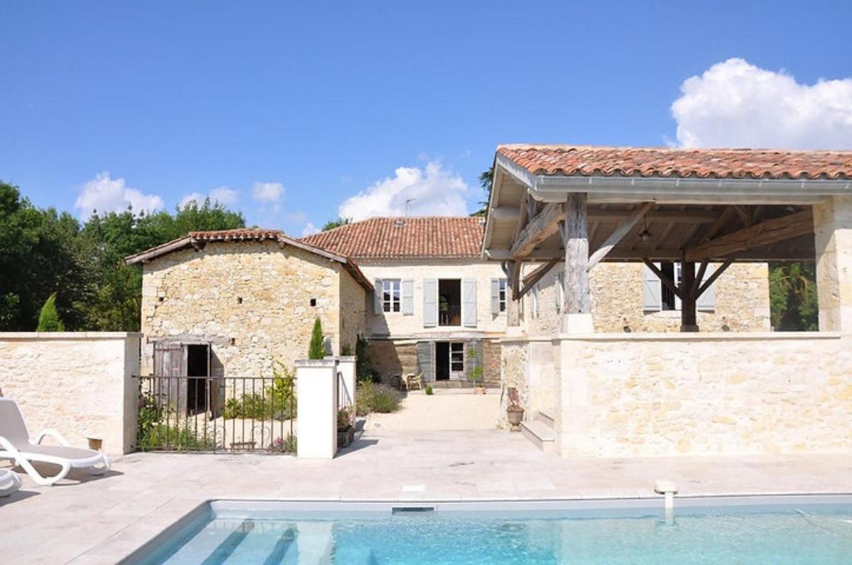 Stunning 5-Bed House with heated swimming pool - Housity