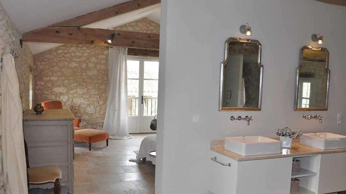 Stunning 5-Bed House with heated swimming pool - Housity