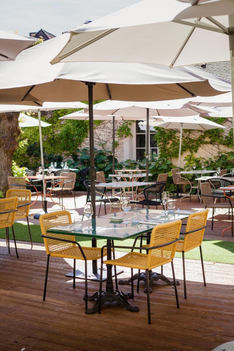 Restaurant ou autre lieu de restauration dans l'établissement Logis Hostellerie des Clos et restaurant Bistrot des grands crus