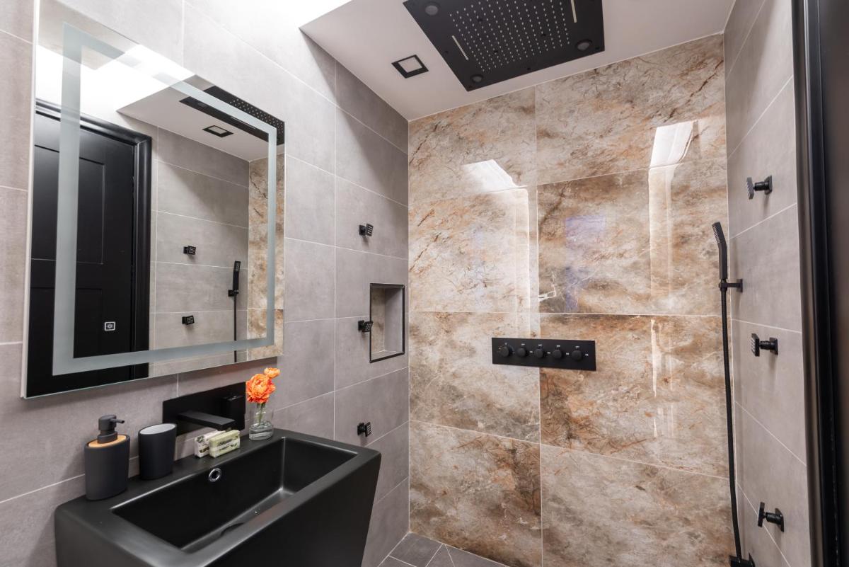 Suitetrails - Luxury 2 bed apartment in the heart of St Julians