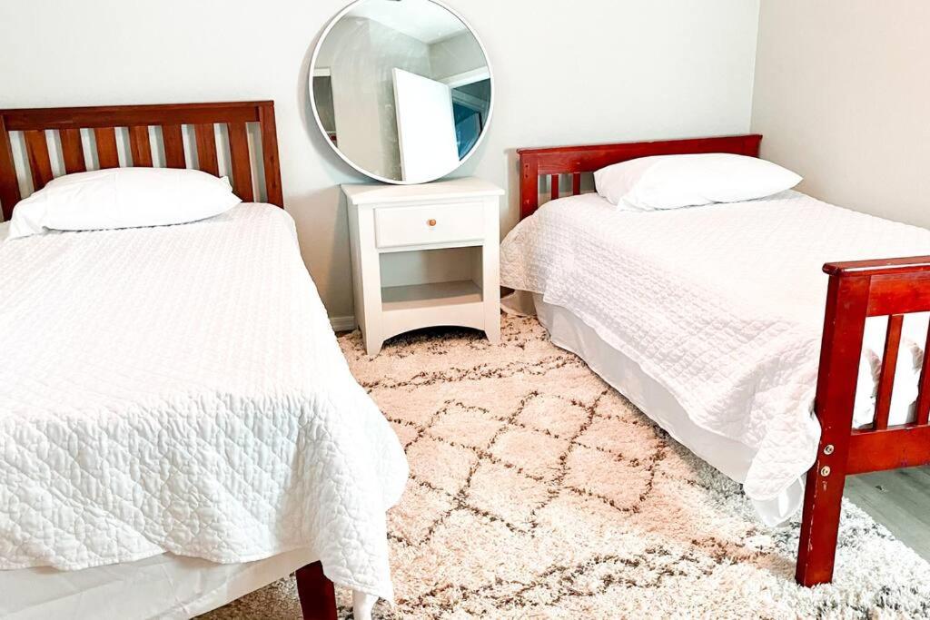 Quiet & Private 3BR House King Bed Fast WiFi! - Housity